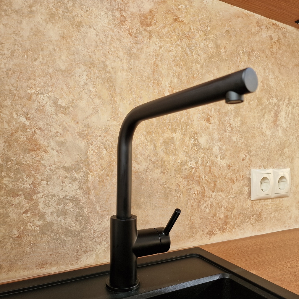 Köögi tööpinna tagaseina katmine lubi-marmorino krohviga – kellele ja miks