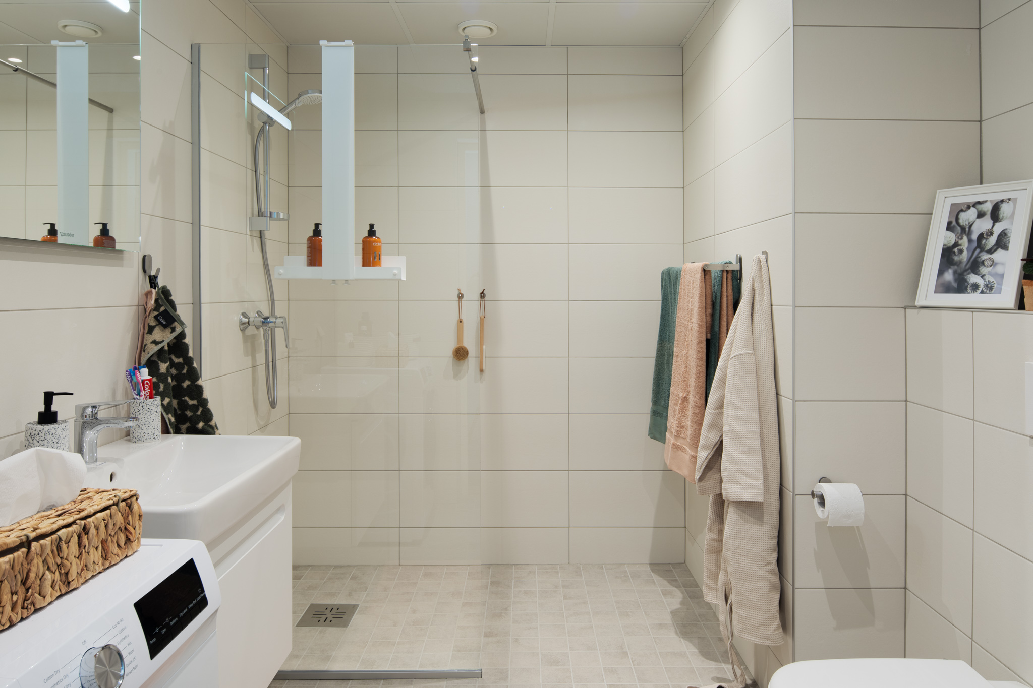 Renoveerimise hind sõltub korteri algsest seisukorrast, kuid suurimaid kulusid on sageli vannitoa kordategemine. Illustreeriv foto: uusarenduse näidiskorteri läbimõeldud planeeringuga vannituba. 