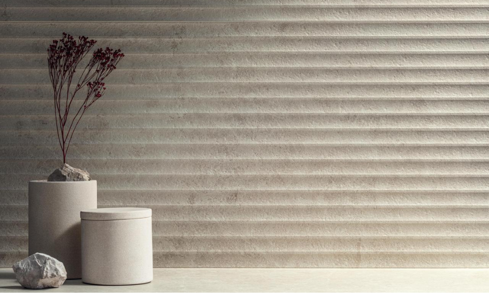 Atlas Concorde kollektsioon Nyra tõlgendab liivakivi tänapäevases võtmes – loodusliku kivi nüansirikas ilu on ühendatud keraamika praktilisuse ja kestvusega. Tulemuseks on pinnad, mis sobivad nii kodudesse kui ka avalikesse ruumidesse, luues ühtse ja rahulikult voolava terviku.