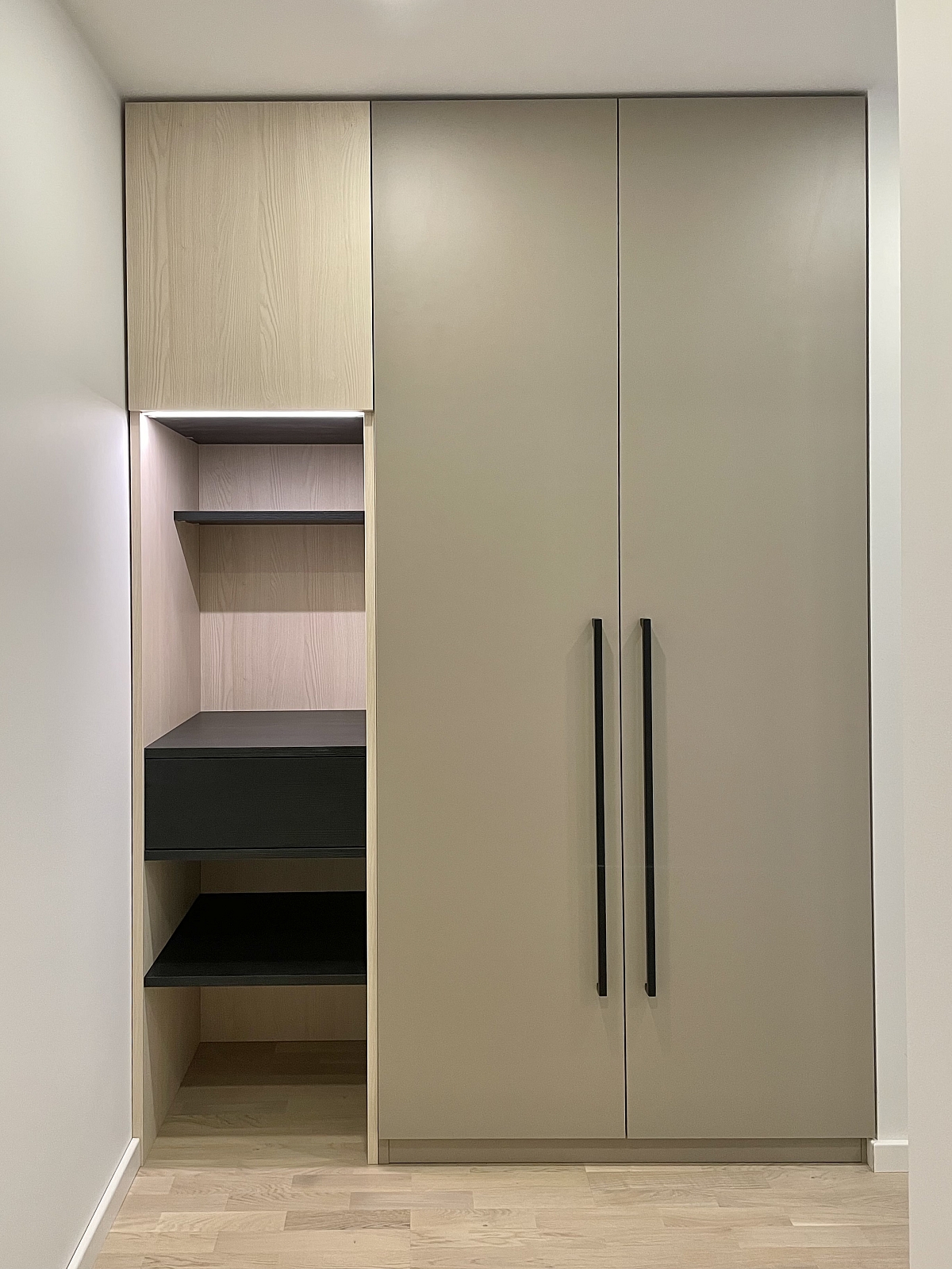 Tank Indoori väikese esiku lahendus – käändustega kapi kõrval asub nišš, kus on riiul ja sahtel 2