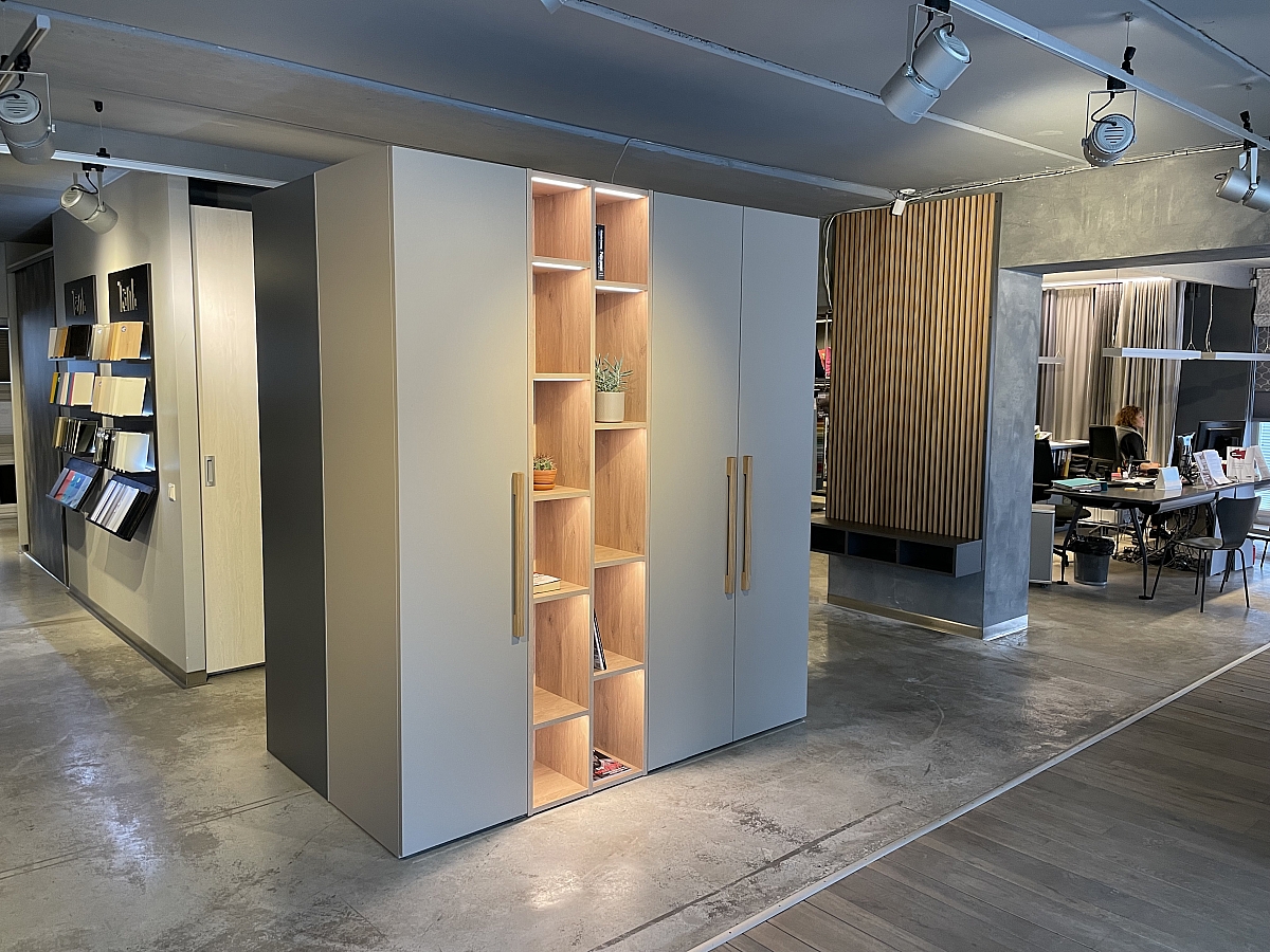 Tank Indoori magamistoakapi lahendus – käändustega kapis on nišš LED-valgustusega riiulitega