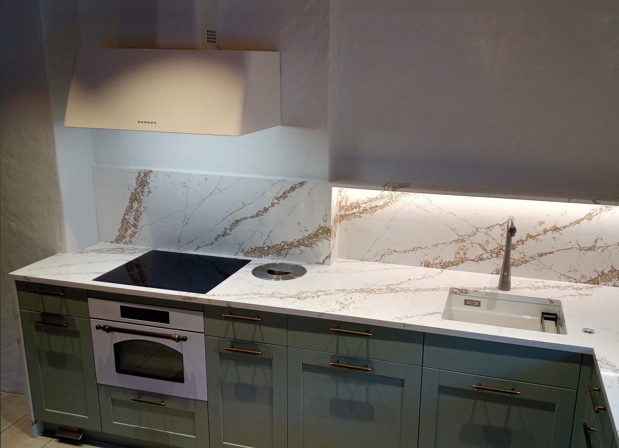 Lugu käsitöö köögimööblist, mis sobitub palkmaja olemusega