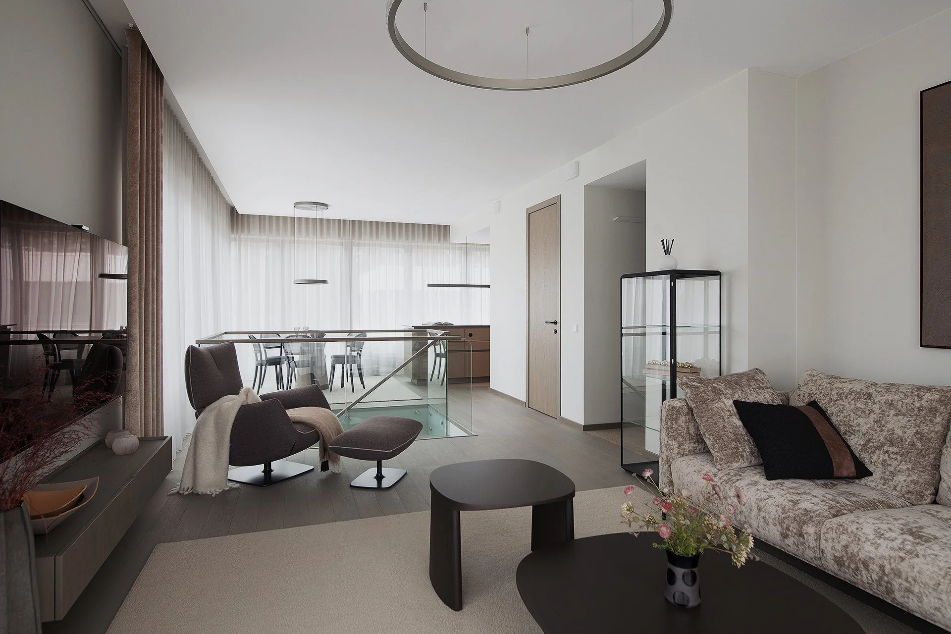 Kodusaate videolugu | Peenelt tasakaalukas monokroomne interjöör Merirahus