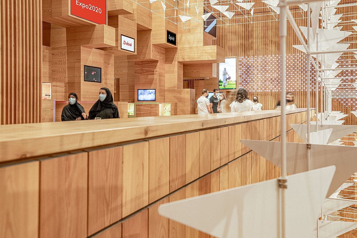 Holz Prof tulekaitsevahend kaitseb puitu tule ja mädanemise eest. Foto: EXPO 2020 Dubai Poola paviljon. Holz Profi koostööpartneri teostatud töö. 1