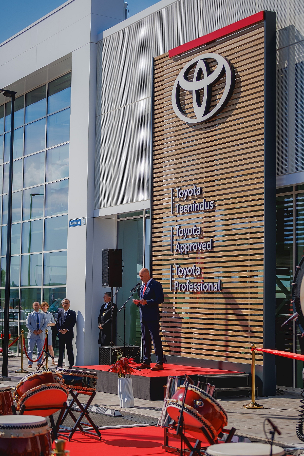 GALERII: Amserv ja Ott Tänak avasid Põhjamaade suurima Toyota autoesinduse 71