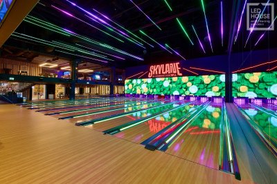 T1 keskuse Skylane Hyperbowling – LED House portfoolio 