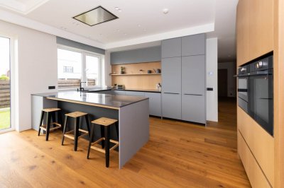 26 - Eritellimus köögimööbel modernne hall ja tammespoon