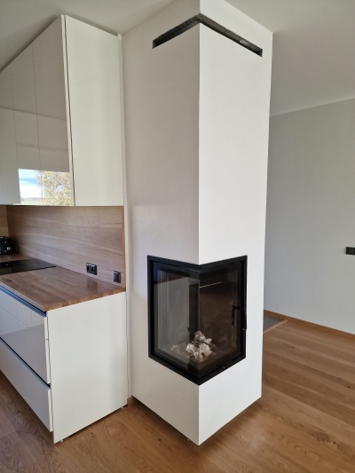 Kamin on viimistletud  lubi-marmoino lumivalge tooniga.