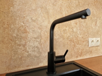 Köögi tööpinna tagune sein kaetud lubi-marmorinoga