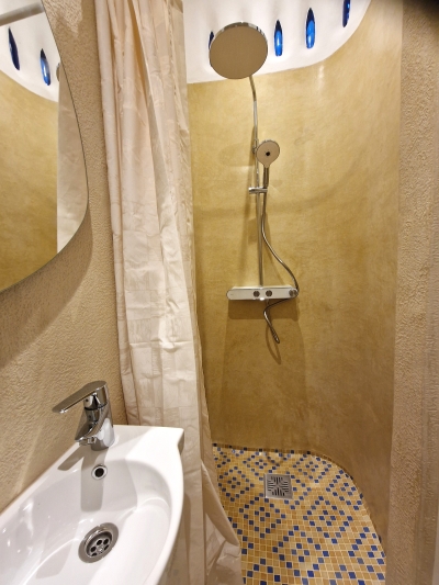 Dušinurgas on tadelakt, mis annab pinnale siidise, kergelt läikiva ja veekindla ilme. Ülejäänud seinad on viimistletud samas toonis lubi-marmorinohaga, et ruum mõjuks ühtse ja rahuliku tervikuna.