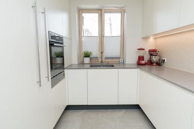7 - Modernne eritellimus köögimööbel - valge ja hall