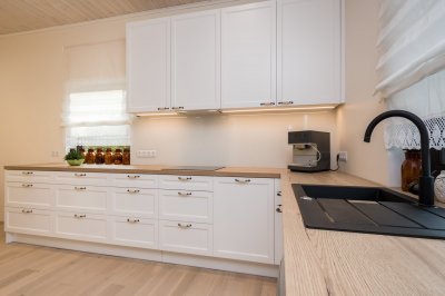 7 - Klassikaline eritellimus köögimööbel - valge ja puit