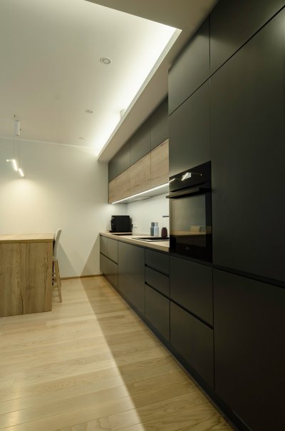 10 - Eritellimus köök must ja puit