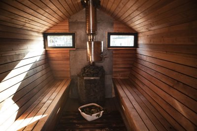 4 - Puuküttega saunaahi ja veemahuti - saun Kärg majakeses