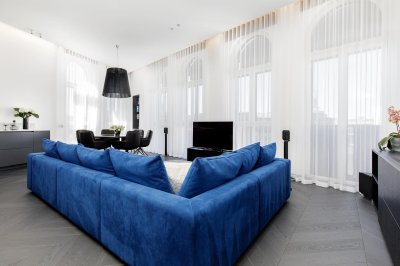17 - Kodu remont, sisearhitekt Piret Naaber. Hooldusvaba tammeparkett Holz Chevron Select Charcoal Grey, UV-kõvendatud õli, PK salong. Toon loodud koostöös tehasega arhitekti ja kliendi soovide järgi. Fotod Andrei Chertkov.