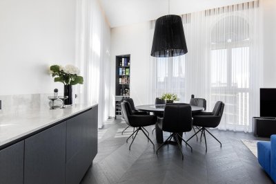 27 - Kodu remont, sisearhitekt Piret Naaber. Hooldusvaba tammeparkett Holz Chevron Select Charcoal Grey, UV-kõvendatud õli, PK salong. Toon loodud koostöös tehasega arhitekti ja kliendi soovide järgi. Fotod Andrei Chertkov.