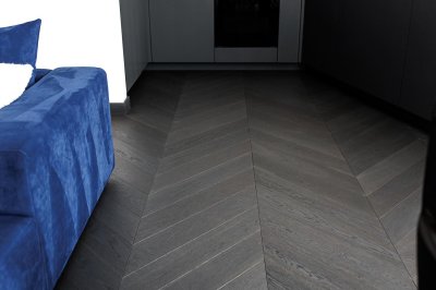 Kodu remont, sisearhitekt Piret Naaber. Hooldusvaba tammeparkett Holz Chevron Select Charcoal Grey, UV-kõvendatud õli, PK salong. Toon loodud koostöös tehasega arhitekti ja kliendi soovide järgi. Fotod Andrei Chertkov.