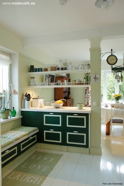 9 - Retro köök Nõmmel. Presssoontega, värvitud MDF uksed, valgest kõrgsurve laminaadist tööpind.