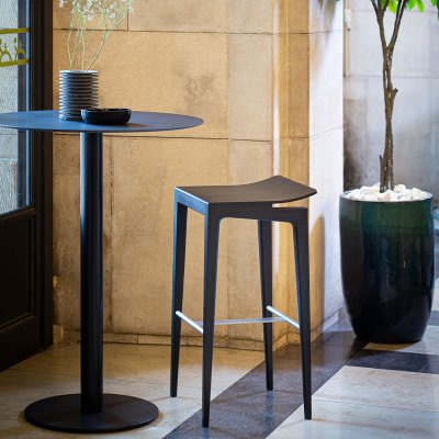 9 - DERBY kollektsiooni puhas ja elegantne disain viitab 50ndate ja 60ndate Skandinaavia stiilile. Pukk-tooli tugev struktuur on valmistatud saarepuust.