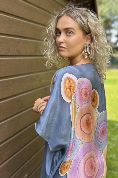 Käsitsi maalitud siidist kaftan