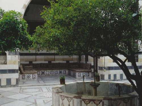 Fotol: Aed Damaskuses, ehitatud elumajana 18.saj. keskel Pasha Khalid al Azami poolt, kes oli linna tookordsete valitsejate perekonnast. Tänapäeval muuseum (Garens Of Delight, The Great Islamic Gardens, 2000, lk 64).