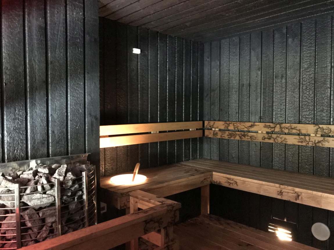 puidust dekoratiivplaadid sauna seinas