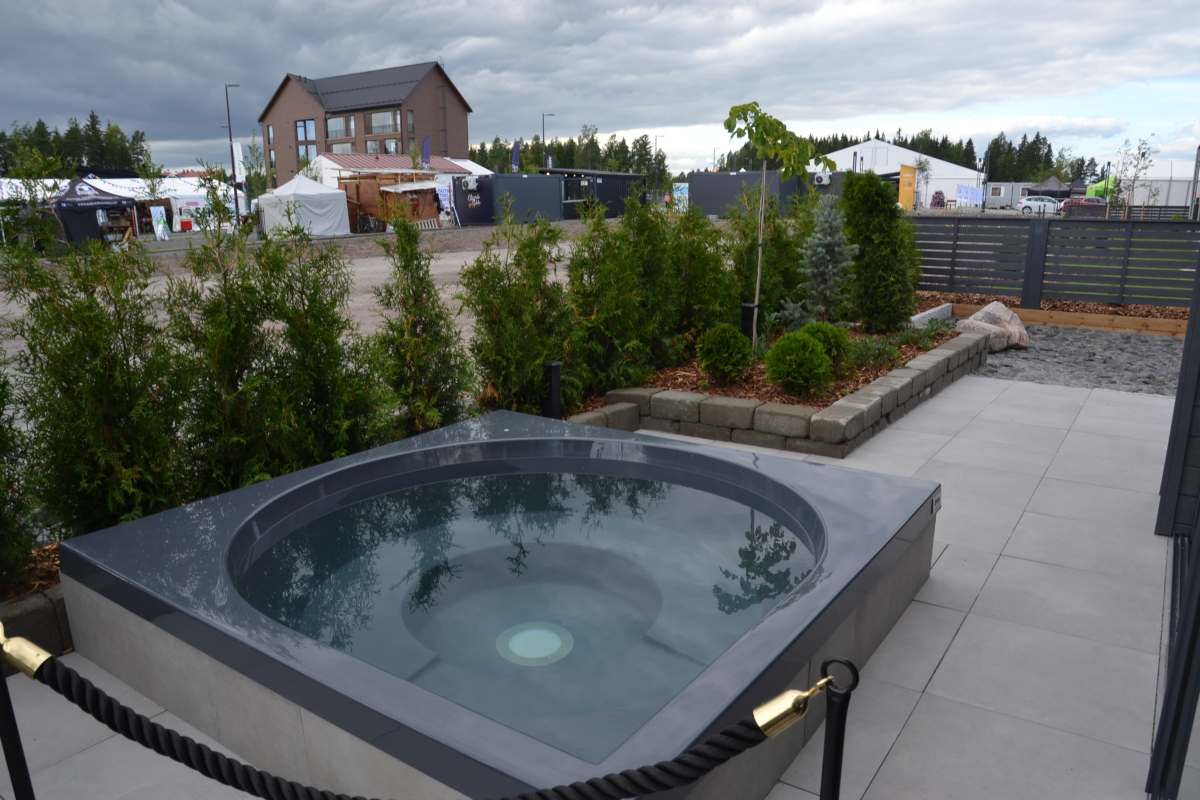 Pea igas kodus oli terrassil ka välimassaaživann.