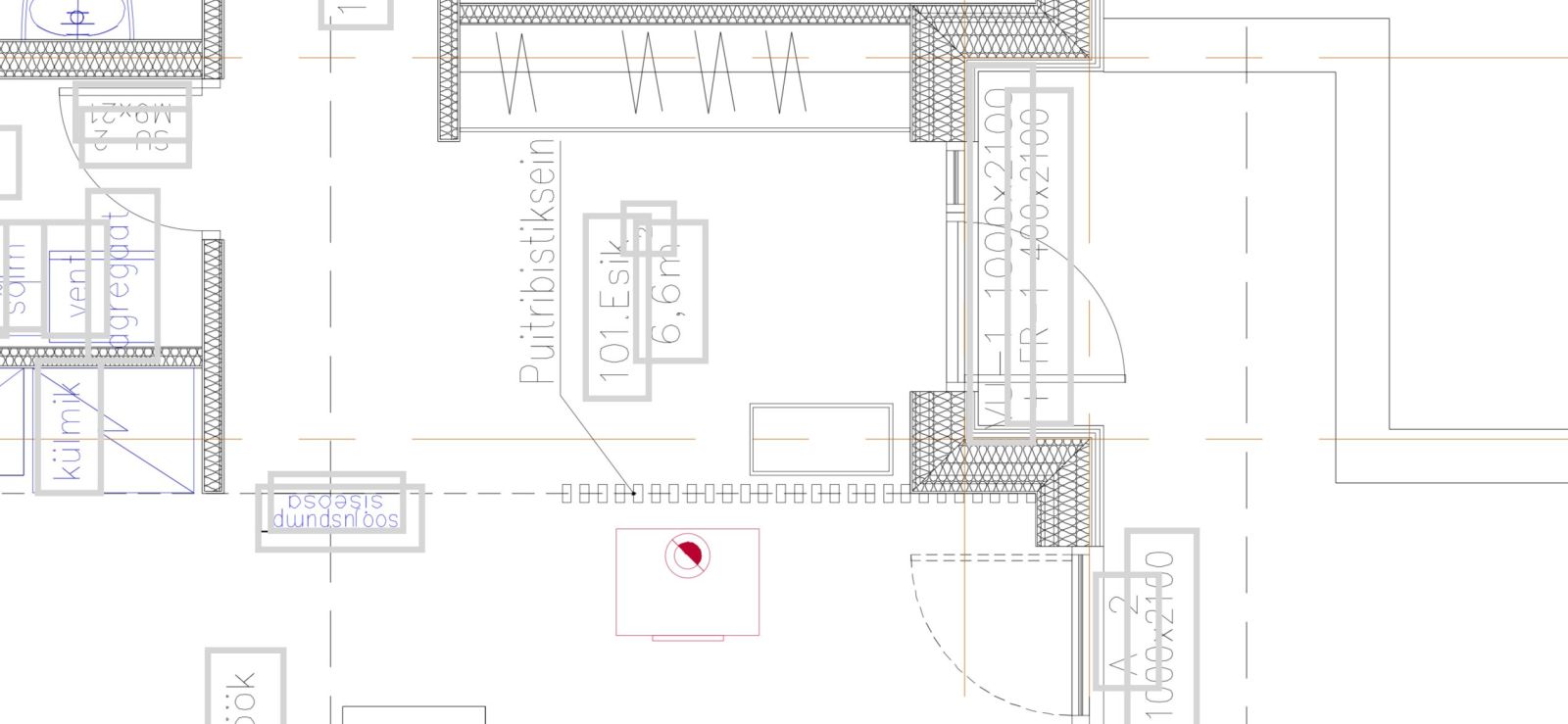 Puitribi sein kamina ja korstna lähedal