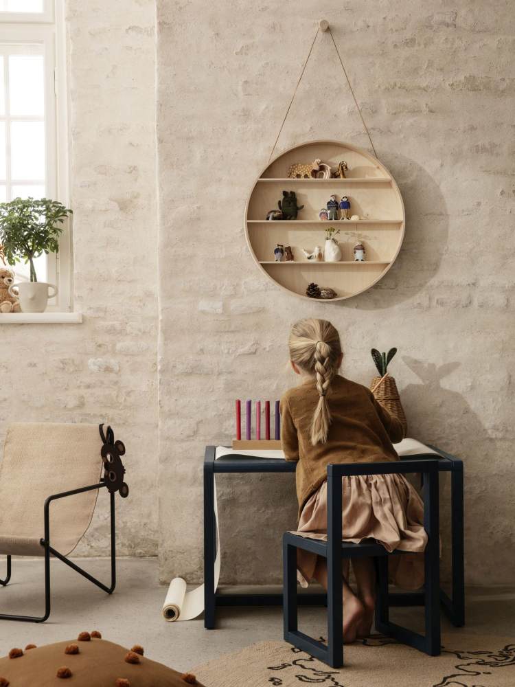 Eelkooliealise mudilase tuppa väga hästi meisterdamiseks sobiv Little Architect sarja laud ja tool, seinal hoiab asju The Round Dorm seinariiul. Tootja: ferm LIVING