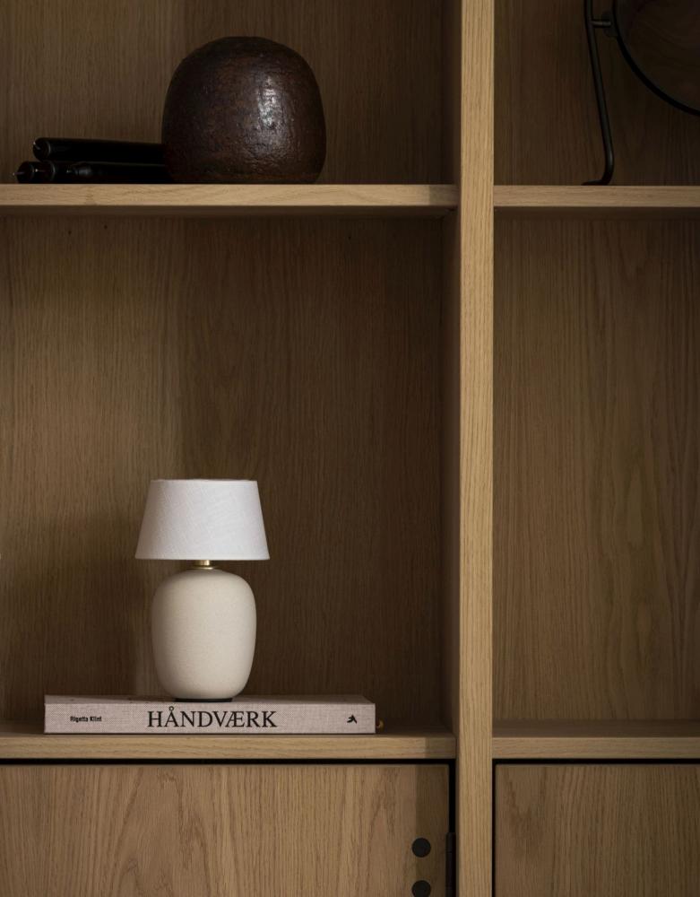 Klassikalise disainiga juhtmevaba Torso valgusti sobib ideaalselt aknalauale, kummutile, riiulisse, lauale ja mujalegi. Tootja: Audo Copenhagen