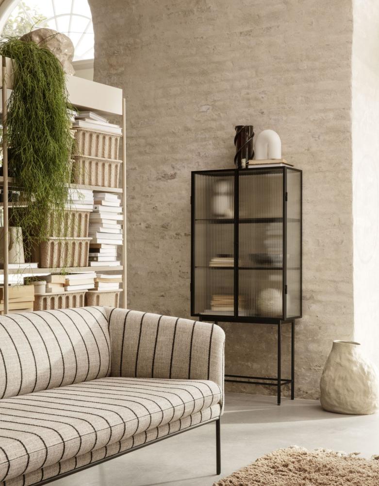 Metallraamiga Haze vitriinkappidele lisavad reljeefklaasist uksed ja peened jalad väljapeetust. Tootja: Ferm Living