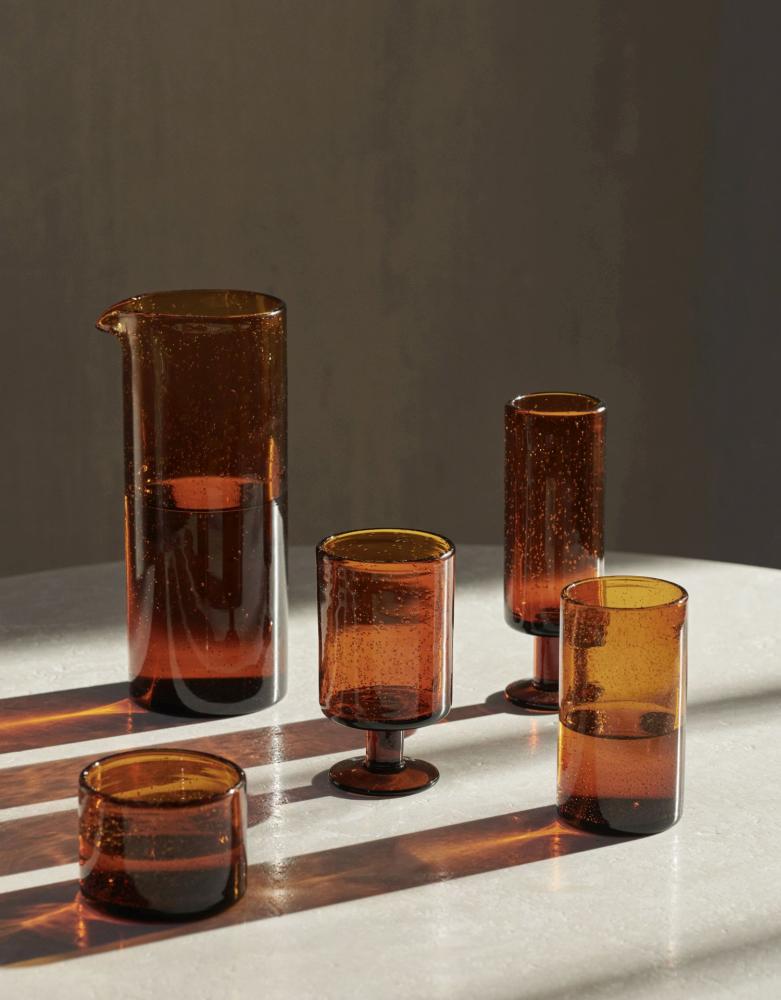 Taaskasutatud klaasist valmistatud Oli sari on uudisena merevaiguoranžis värvitoonis. Klaasidele lisavad omapära rohked õhumullid. Tootja: Ferm Living 