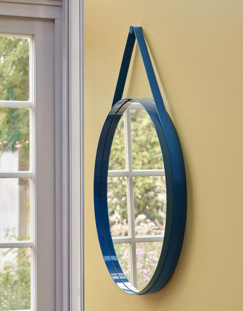 Lihtsa disainiga ümmargusele Strap peeglile lisavad omapära peegli kõrgläikega metallist raam ja raami ümber olev tekstiilist kinnitusrihm. Tootja: HAY