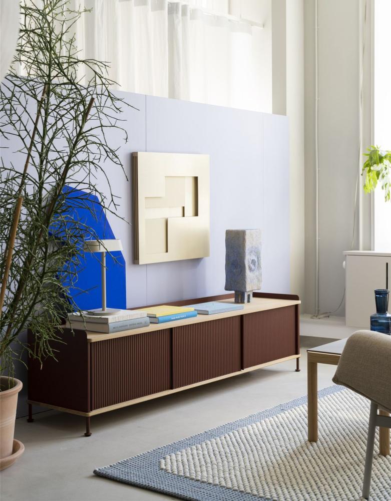 Enfold kummutis kohtuvad metallist uksed ja puidust raam, mis loob koos tumepunase värvitooniga neutraalse ja elegantse koosluse. Tootja: Muuto