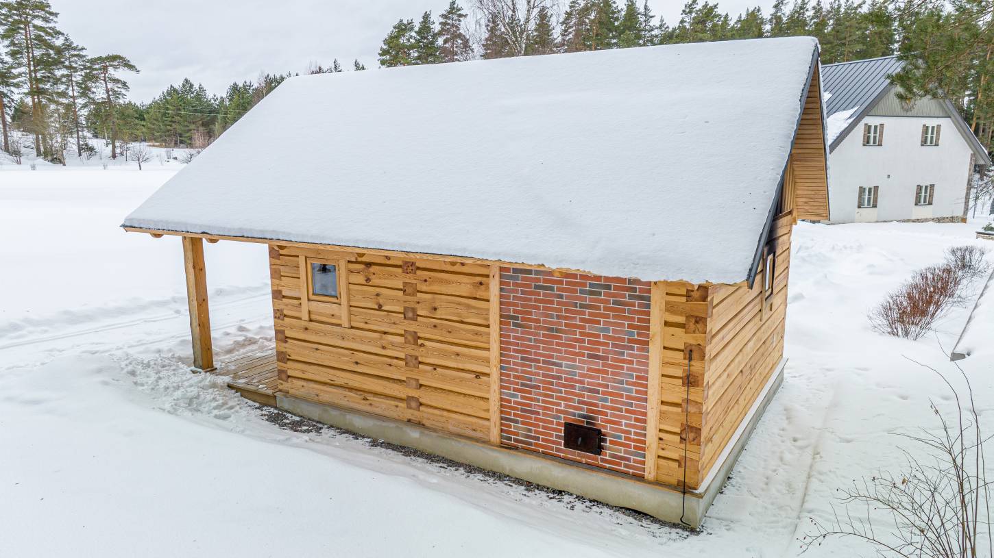 Küttelahenduse uuendusena on suitsusaunale lisatud väljast kütmise võimalus, tänu millele ei pea enam suitsu sisse ronima. Oskuslikult tehtud suitsu välja juhtimise süsteem hoiab ka eesruumi suitsuvabana. Maja suurus: 35 m2. Sauna leiliruum 4,6*3,1. Valmimisaasta: 2022