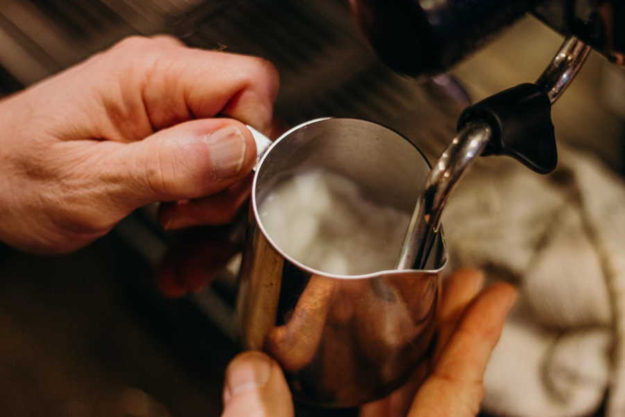 Kas armastate lattet või cappuccinot? Piima vahustaja annab kohvile selle viimase nn barista-stiilis joogi lihvi. Illustreeriv foto: unplash.com