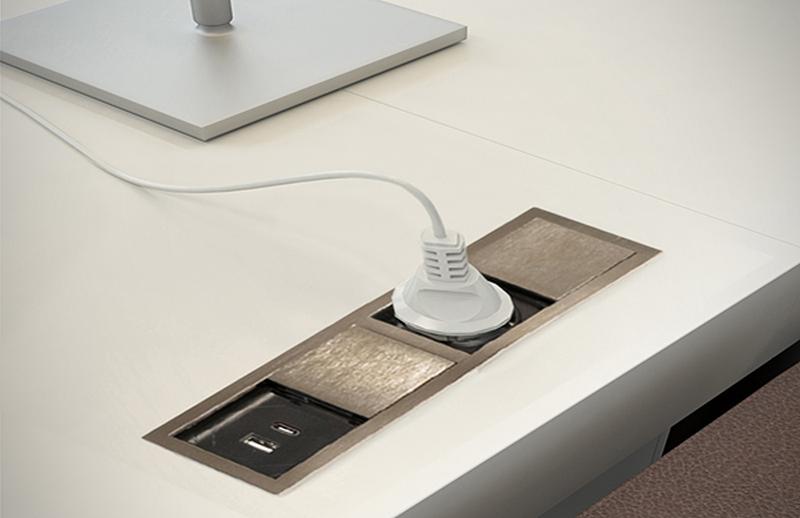 Mono-2 USB. Traditsioonilised pindpaigaldatavad pistikupesad koos kõrvuti asetsevate USB-pistikutega saab paigaldada köögi-, maja-, magamistoa- või tööruumi mööblisse.