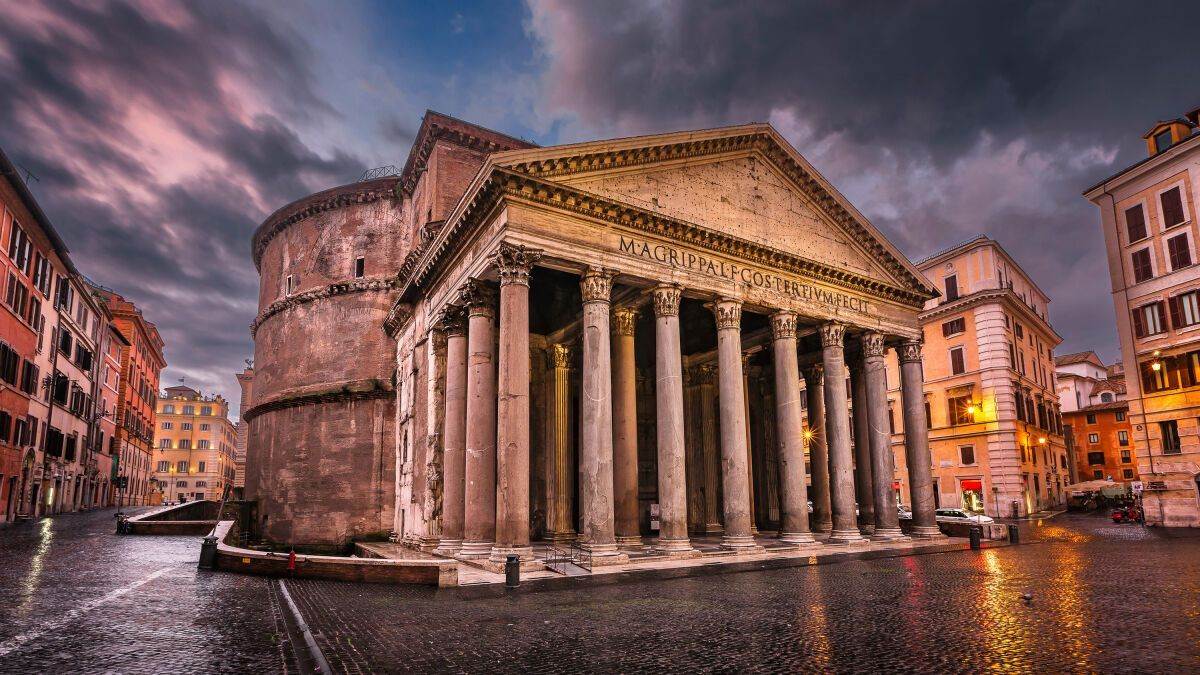 Panteon (ladina keeles Pantheon, pärineb kreekakeelsest sõnast Πάνθειον 'kõigi jumalate tempel') on ainus täielikult säilinud Vana-Rooma ehitis.