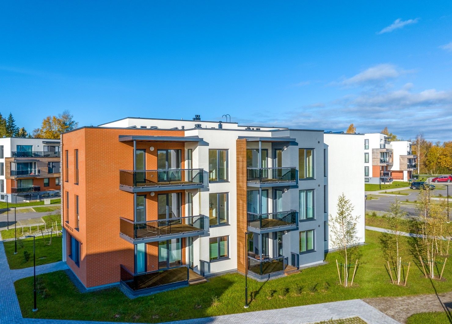 Tartu linna ja valla piiril asuv Erminurme on hubane elukvartal, milles on tänaseks valminud üheksa kahe- kuni kolmekorruselist korterelamut.