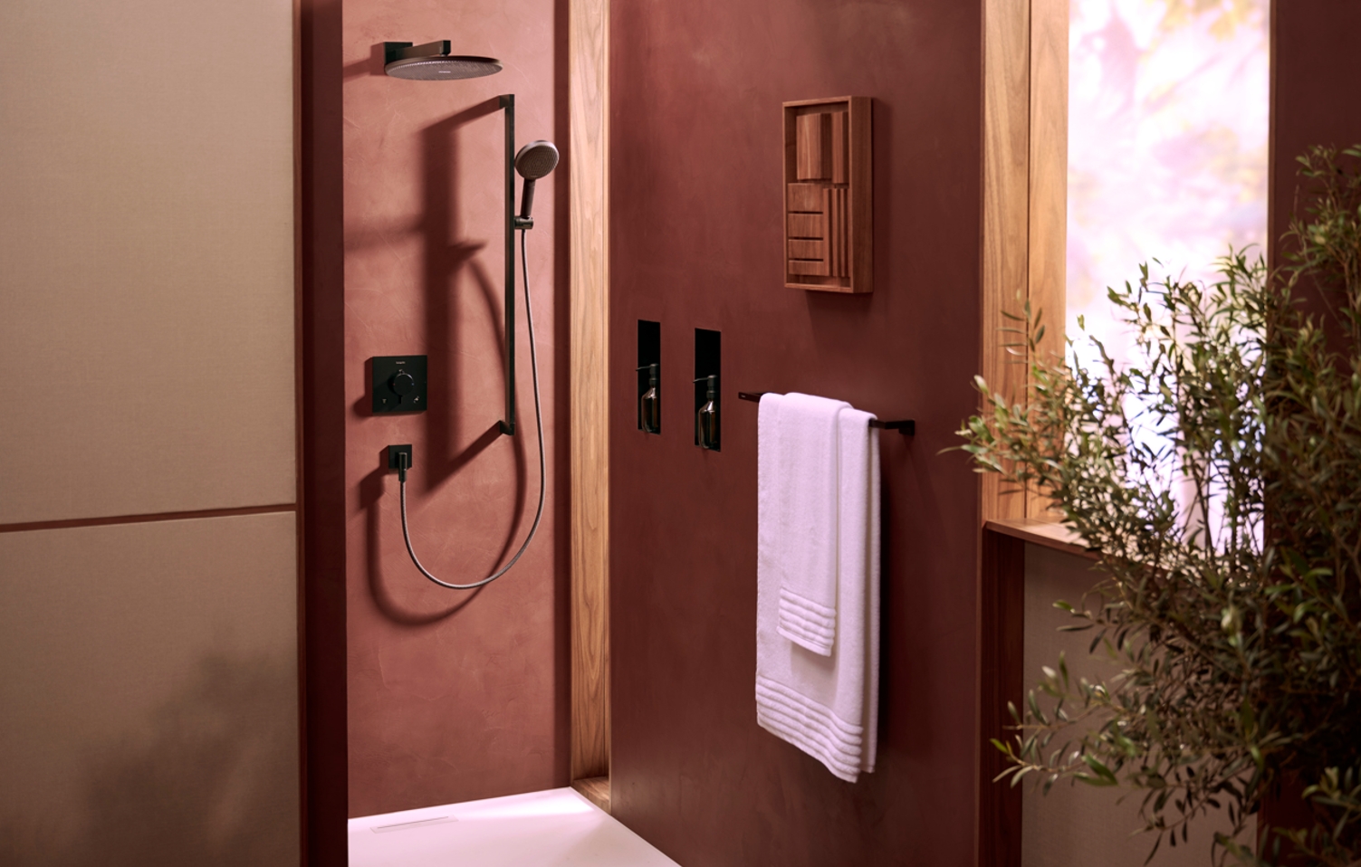 Raindance Alive S üladušš koos Ecostat Comfort E seinasisese segisti ja Unica dušiliftiga E Puro 90 cm mattmustas viimistluses. Foto: hansgrohe/Hansgrohe SE
