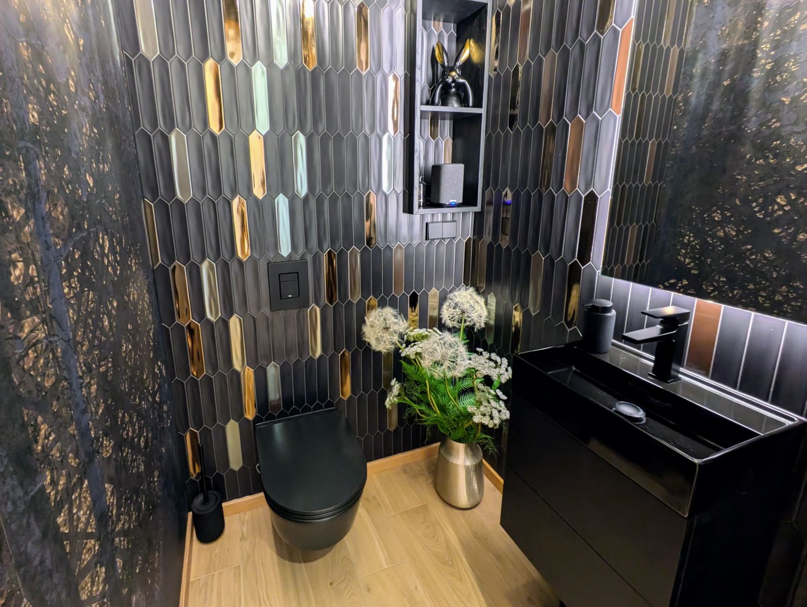 WC – Väike ja luksulik musta ja kulla tooni maailm.