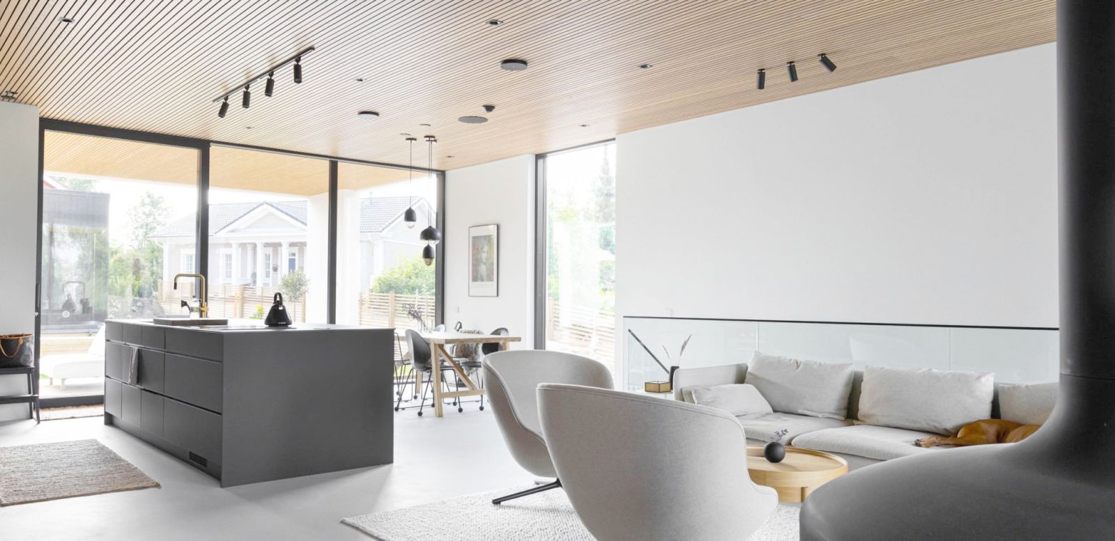 Heledad naturaalsest tammevineerist ribipaneelid laes loovad ruumis modernse aktsendi ja lisavad soojust. Lisaks esteetilisele mõjule parandavad need ka ruumi akustikat. Foto: Bontia Panels ribipaneelid Puumarketi valikus